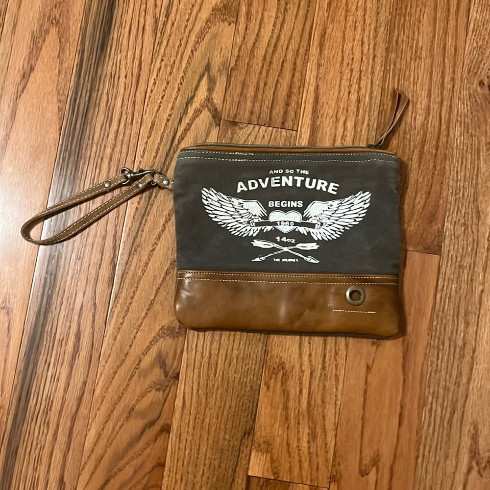 Canvas/leather wristlet